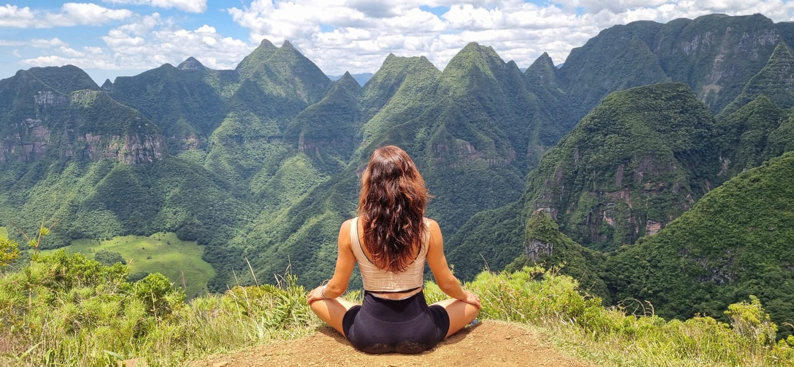 Paisagem montanhosa de meditação